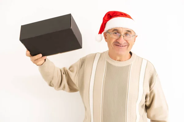 Souriant homme âgé heureux avec un cadeau de Noël. Isolé sur fond blanc — Photo