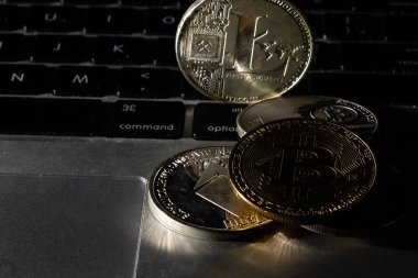 Altın Bitcoin, kripto para birimi için kavramsal resim