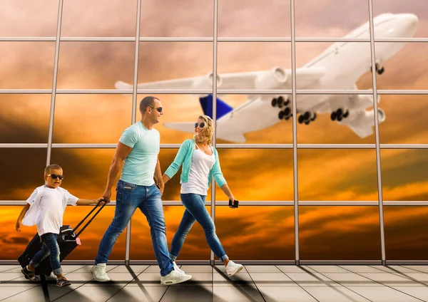 Traveling concept. family in international airport terminal. — Stock Photo, Image