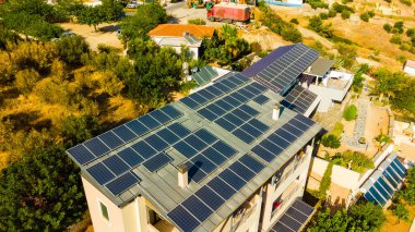 Alternatif elektrik kaynağı olarak güneş ışığını kullanan güneş panelleri olan ev dışı