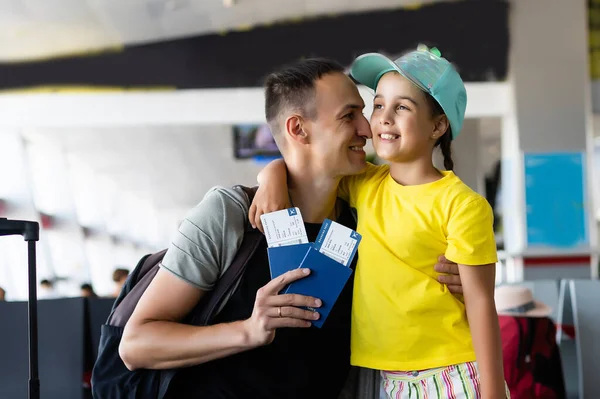 Девочка с отцом в аэропорту — стоковое фото