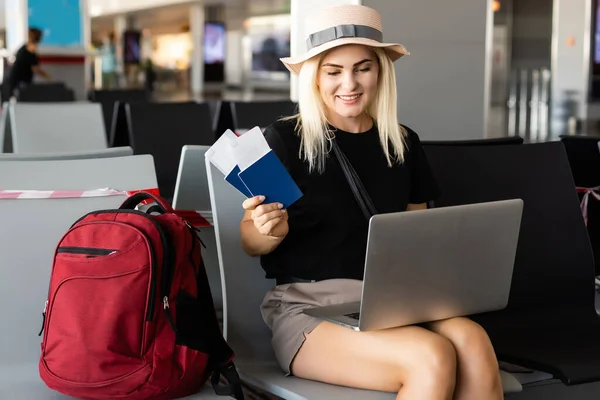 Mujer joven usando ordenador portátil en el aeropuerto — Foto de Stock