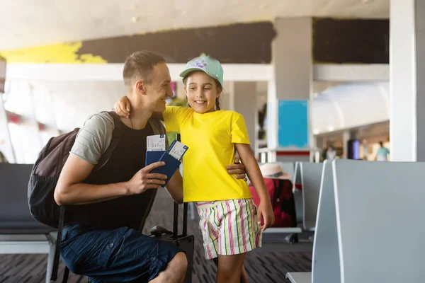 Excitada niña con su padre en el aeropuerto después de una larga espera —  Fotos de Stock