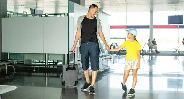 Девочка с отцом в аэропорту — стоковое фото