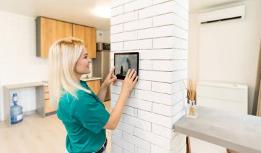 Tablet uygulaması tarafından kontrol edilen akıllı mutfak kavramı