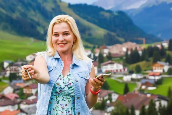 Frau mit Schlüssel und Smartphone — Stockfoto