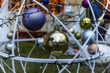 Noel balolarından dekorasyon. Yeni yıl sokak dekoru. Parlak Noel arkaplanı