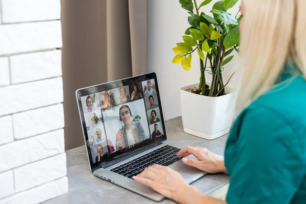 Gesneden beeld van jonge vrouw met behulp van laptop voor videoconferentie thuis — Stockfoto