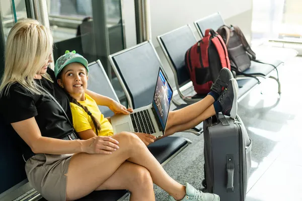 Madre hija con laptop aeropuerto — Foto de Stock
