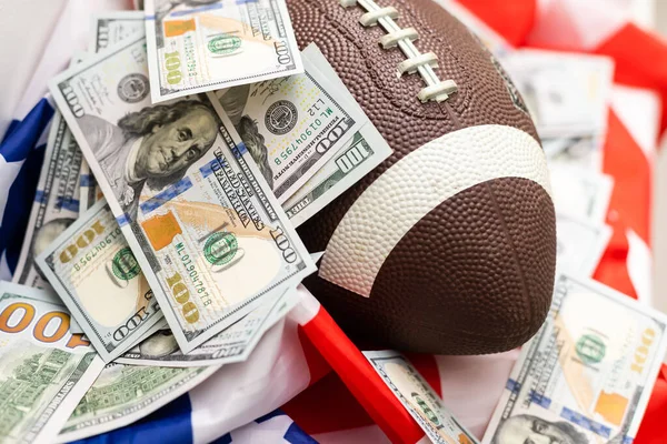 Amerikan bayrağında para ve rugby topu, yakın plan. Spor bahsi kavramı — Stok fotoğraf