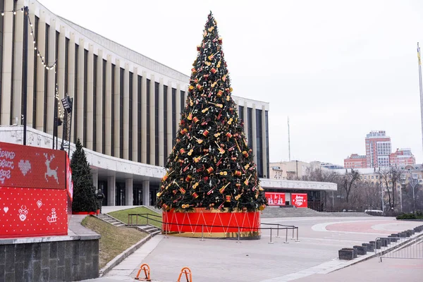 Kiev, Ucrânia - 13 de janeiro de 2021: Pista de patinação de rua na feira de Natal. Férias de Natal no Palácio Ucrânia — Fotografia de Stock