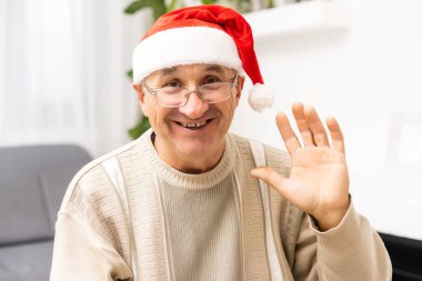 Yaşlı adam noel partisinde kafasından vurdu..