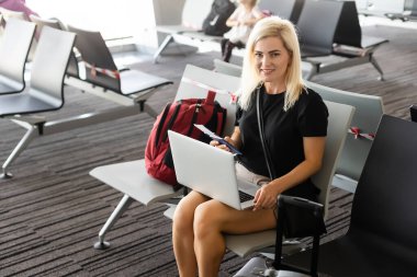 İş kadını ile bavul Havaalanı salonunda