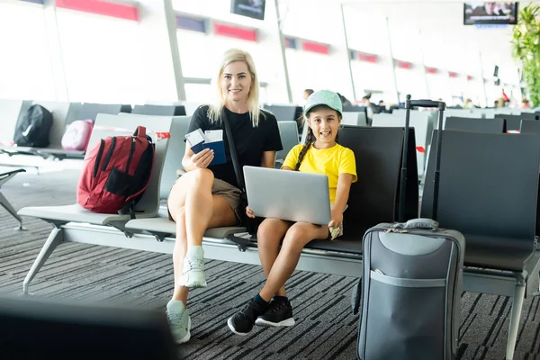 Madre hija con laptop aeropuerto —  Fotos de Stock