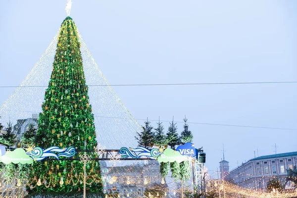 Kiev, Oekraïne, 5 januari 2021: De belangrijkste Kiev nieuwjaarsboom op Sophia plein in Kiev, Oekraïne — Stockfoto