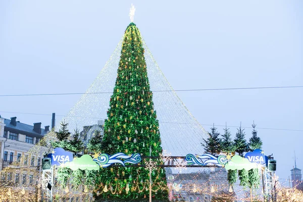 QUIIV, UCRÂNIA - 5 de janeiro de 2021: Árvore de Natal e o campanário da Catedral de Saint Sofias — Fotografia de Stock