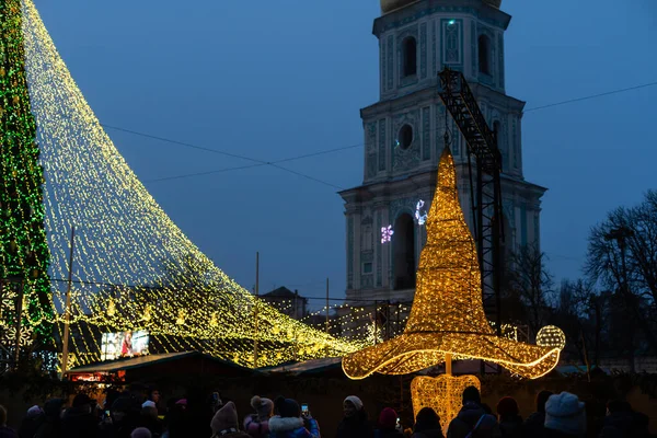 Kiev, Ucrânia, Praça Sophia, 5 de janeiro de 2021: Decoração de rua na véspera das férias de Natal — Fotografia de Stock