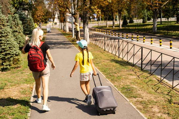 Madre e hija pequeña caminando en el aeropuerto, viajes en familia —  Fotos de Stock