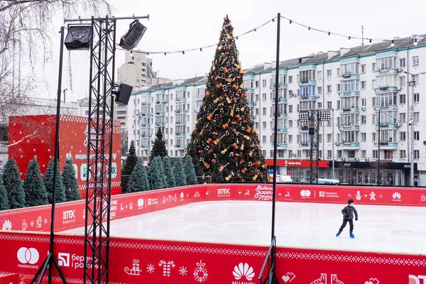 Kiev, Ucrânia - 13 de janeiro de 2021: Pista de patinação de rua na feira de Natal. Férias de Natal no Palácio Ucrânia — Fotografia de Stock