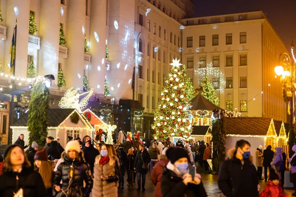 Kiev, Ucrânia 5 de janeiro de 2021 - Árvore de Natal com luzes ao ar livre em Kiev. Celebração de Ano Novo. — Fotografia de Stock