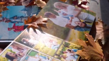 Yaprak arkaplanındaki fotoğraf, fotobook 'un yakın çekimi, aile fotoğrafı albümü