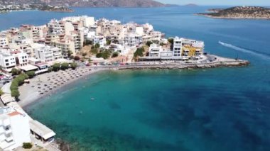 Agios Nikolaos 'un sabah manzarası. Yunanistan 'ın Girit adasının pitoresk bir kasabası. Resim