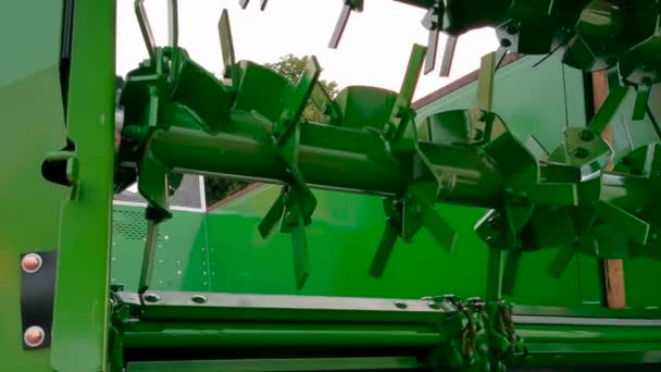 産業機械の力学の細部のクローズアップは収穫機、回転式結合収穫機、農業機械を結合する。穀物作物を収穫するための機械. — ストック動画