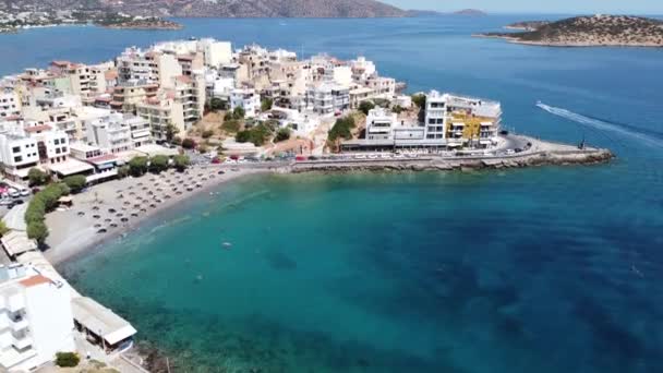 Reggeli kilátás Agios Nikolaos-ra. Kréta sziget festői városa, Görögország. Kép — Stock videók