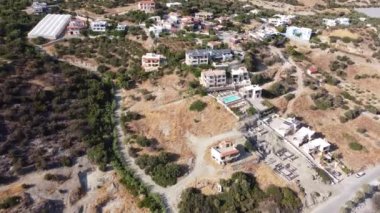 Yunanistan, Girit, yatay, zeytin ağaçları ve küçük dağ köyü