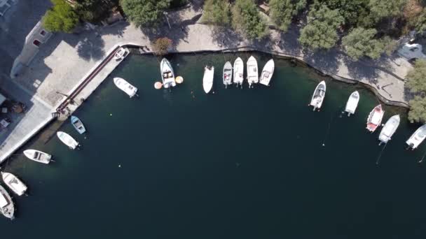 Isla de Creta, Grecia. Vista superior del lago Voulismeni y la ciudad de Agios Nicholas. Vídeo aéreo — Vídeos de Stock