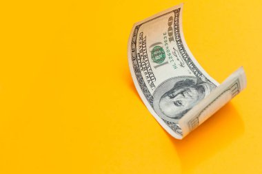 Sarıya kıvrılmış Tek Yüz Dolarlık banknot