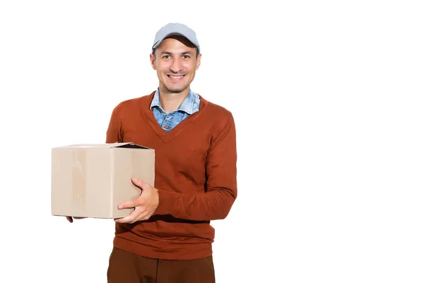 Uomo sorridente consegna dando scatola di cartone su sfondo bianco — Foto Stock
