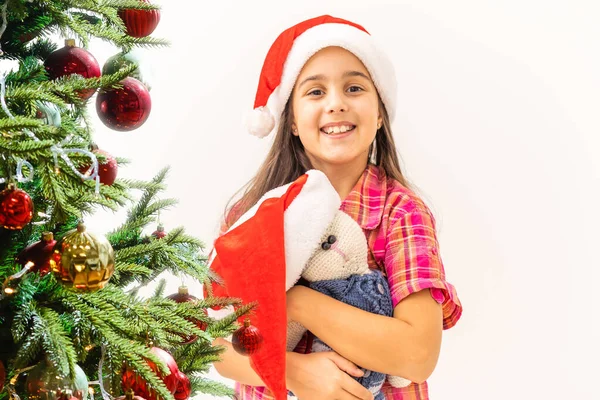 Маленька дівчинка з різдвяною подарунковою коробкою — стокове фото