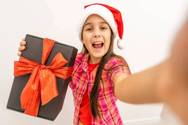 Criança de beleza com presente de Natal — Fotografia de Stock