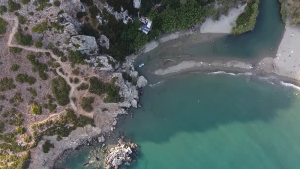 Panorama de la playa de Preveli en el mar libio, bosque de ríos y palmeras, sur de Creta, Grecia — Vídeos de Stock