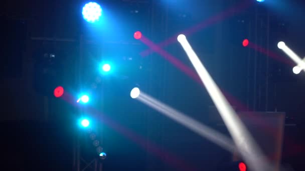Lazer neon ışınları yanıp sönüyor ve pürüzsüz bir döngüde parlıyor. Şenlikli konser kulübü ve müzikal salonu soyutu. pop, rock, rap müzik gösterisi. — Stok video
