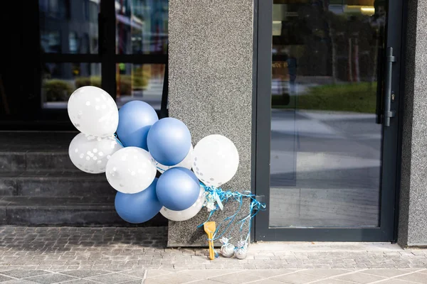 Яркие красочные воздушные шары летают рядом с геометрическими формами современного здания — стоковое фото