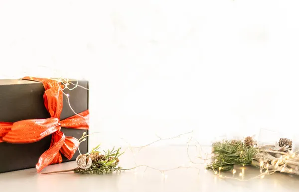 Feliz Navidad y Felices Fiestas tarjeta de felicitación, marco, bandera. Año Nuevo. Navidad cajas de regalo hechas a mano de plata sobre fondo de mármol blanco vista superior. Tema vacaciones de invierno. — Foto de Stock