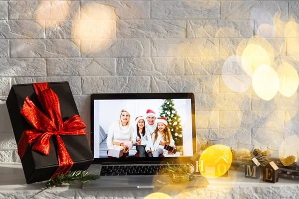 가상의 크리스마스 모임 팀 전보야. 패밀리 비디오는 원격 콘퍼런스 컴퓨터 웹캠 화면 뷰를 호출 한다. 다양 한 사진의 헤드샷은 그들의 집 사무실에서 작업하는 것을 만난다. 온라인 행복 한 시간 파티. — 스톡 사진