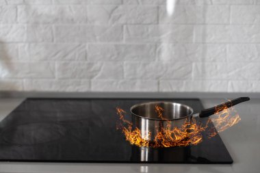 Ocağın üstünde yemek pişirmek için doğal bir ateş var.