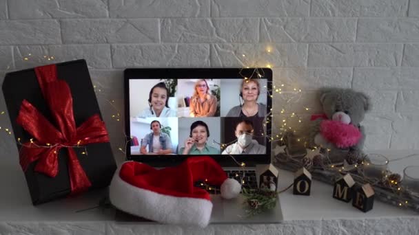 Βιντεοκλήση εορτάζοντας τα Χριστούγεννα από φορητό υπολογιστή σε απευθείας σύνδεση κατά τη διάρκεια της εστίας coronavirus — Αρχείο Βίντεο