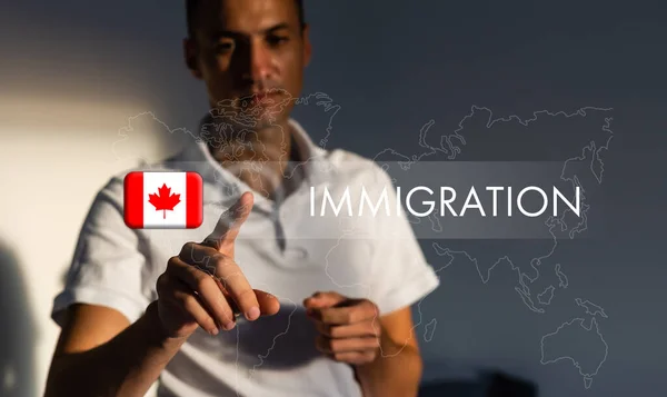 加拿大移民概念。男子按虚拟按钮与标志图标 — 图库照片