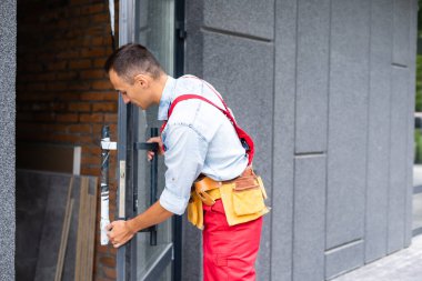 Adam kapı kuruyor. Yenilenmiş bir binada tadilat