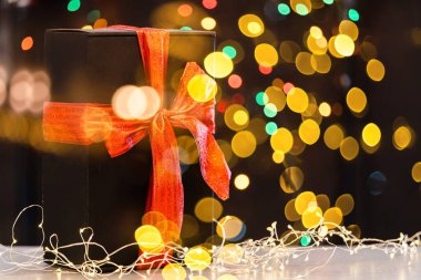 Noel arkaplanı, süslü süslemeler, çelenkler. Kopyalama alanı olan Noel arkaplanı