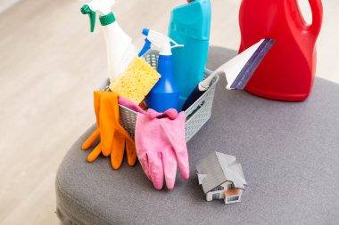 beyaz zemin üzerine çeşitli temizlik ürünleri.