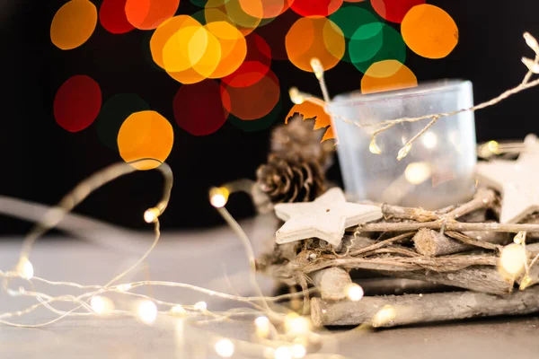 Bella composizione di decorazioni natalizie su sfondo bianco — Foto Stock
