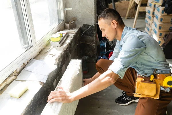 Idraulico al lavoro. Installazione radiatore riscaldamento dell'acqua — Foto Stock