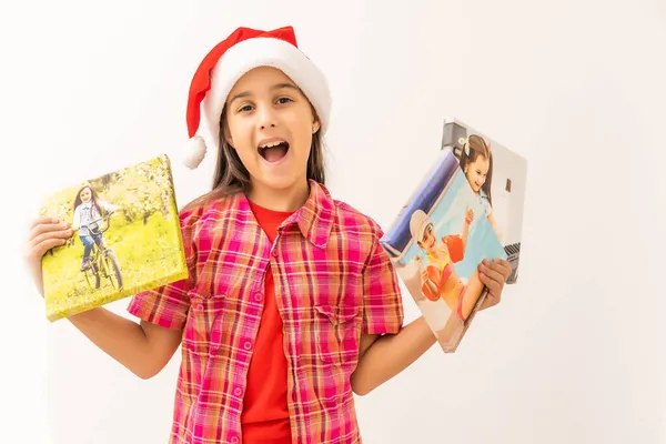 Різдвяна дівчина стоїть з фотографіями на полотні ізольовані на білому — стокове фото