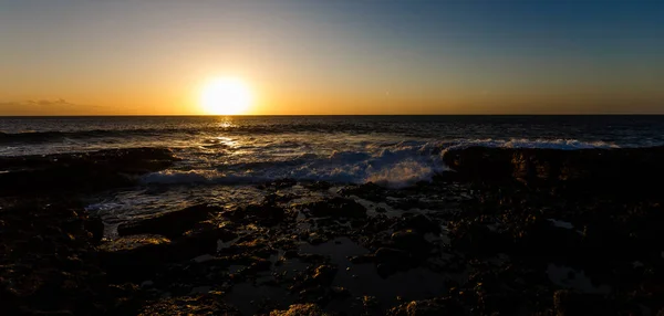 Costa del mar tranquila con piedras en el crepúsculo, fondo natural del mar. — Foto de Stock