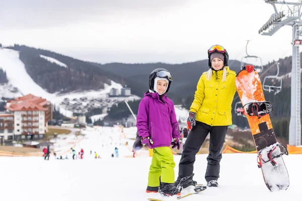 冬季度假胜地的滑雪板课 — 图库照片